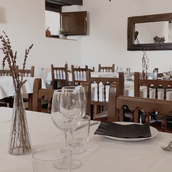 taules de restaurant tradicional de muntanya